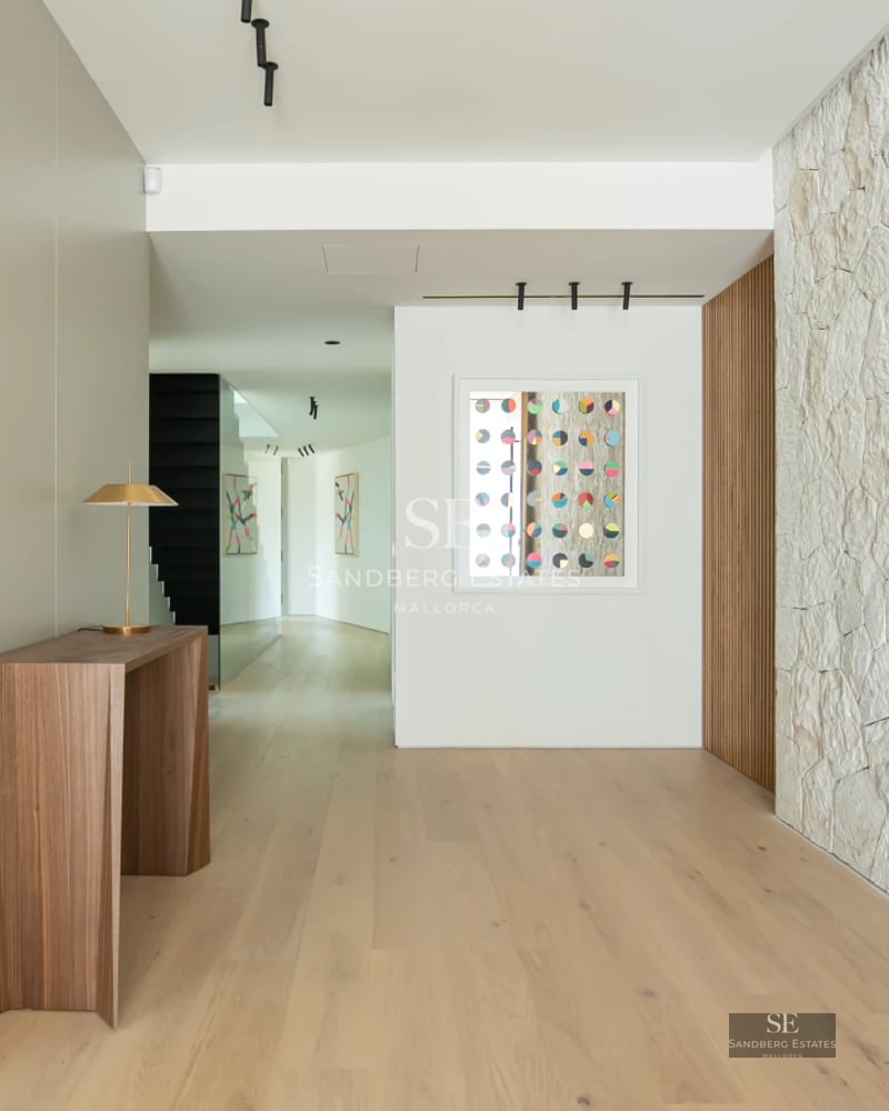 Infinity pool view, modern architecture. Large windows, lush landscaping. Elegant designer furniture.