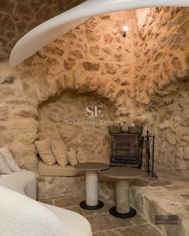 Spacious terrace featuring an infinity pool. Panoramic views. Modern design with high-quality materials and abundant natural light.