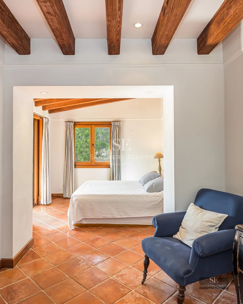 Vue extérieure d'une villa moderne avec piscine à débordement, grandes fenêtres et végétation luxuriante. Design architectural minimaliste.