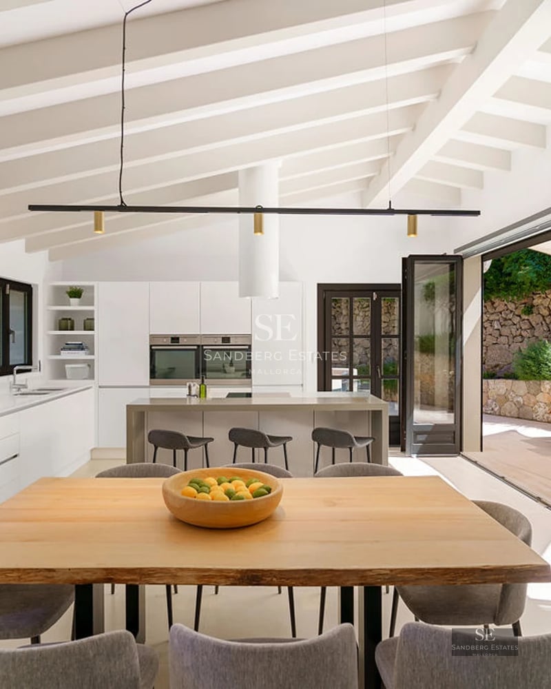 View of infinity pool with glass edge and luxurious modern villa in the background featuring large windows and minimalist design.