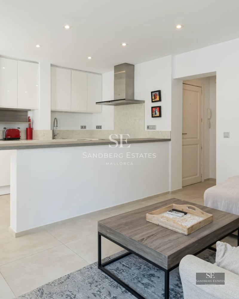 Spacious terrace with infinity pool, sun loungers, and panoramic views. Modern, minimalist and elegant design. Ideal for relaxation.