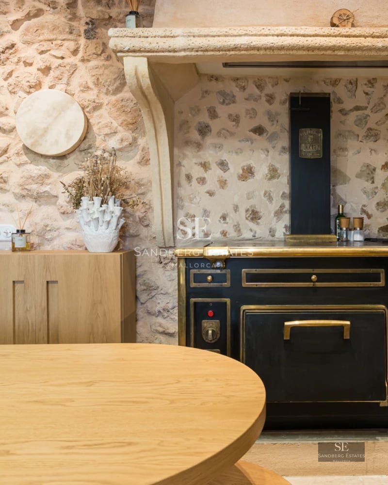 Modern facade with reflecting pool. Minimalist architecture, large windows, and elegant landscaping. Soft ambient lighting.