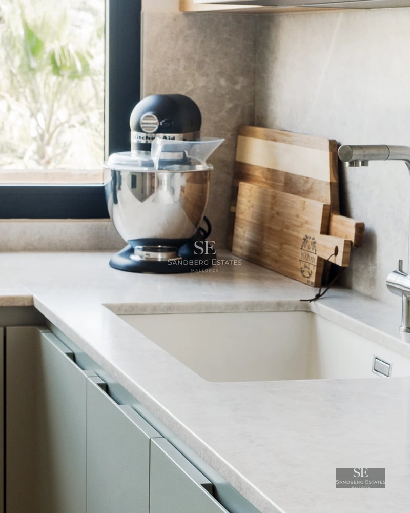 View of a modern villa with swimming pool, minimalist design and large windows maximizing natural light. Elegant landscaping.