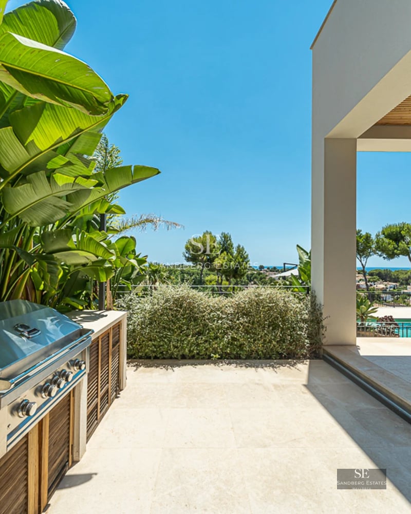 Salon spacieux avec de grandes baies vitrées, parquet clair et mobilier moderne. Vues panoramiques et lumière naturelle abondante.