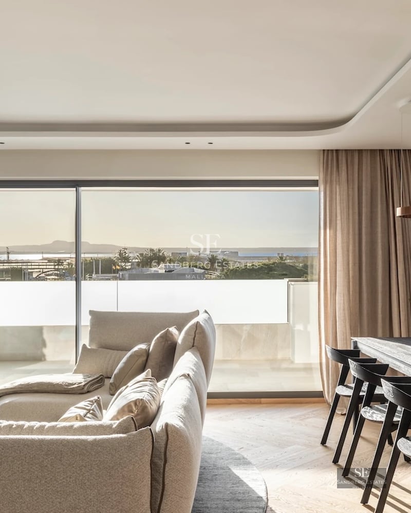 Infinity pool view, modern design, large solarium. Minimalist interior, luxury details, lush landscaping.