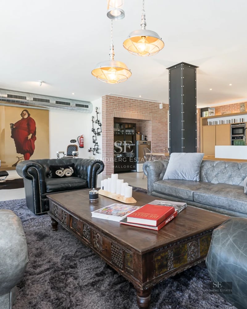 Spacious living room with direct pool access. Modern interior with large windows and natural light. Design details and high-quality finishes.