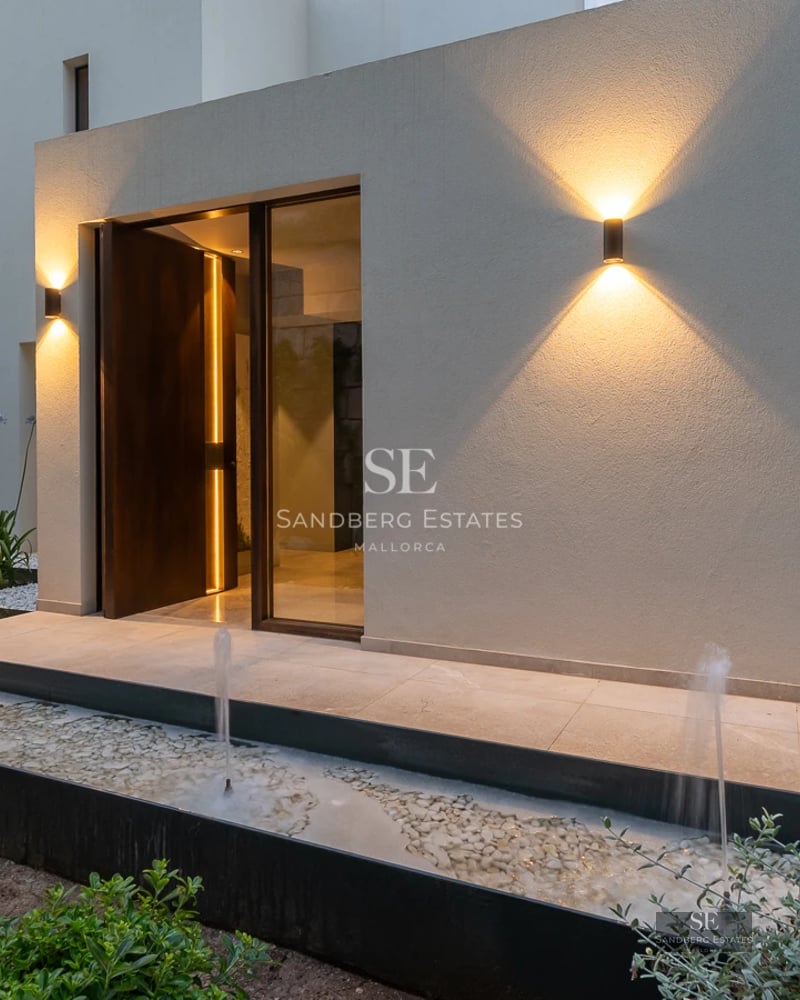 Large reflecting pool, lush garden with palm trees, and modern architectural design. Elegant terrace with panoramic views.