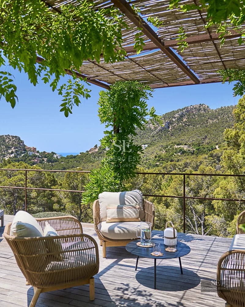 Spacious terrace with infinity pool, elegant sun loungers and panoramic views. Modern and minimalist design. Luxury and comfort.