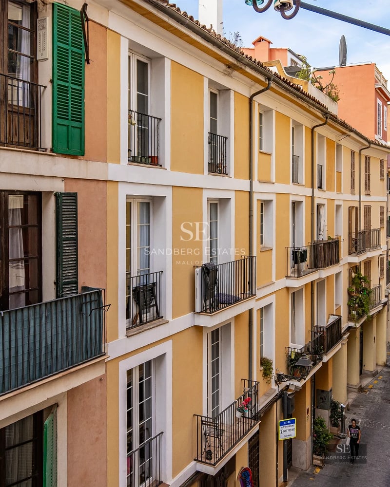 Spacious terrace with pool, sun loungers, and panoramic views. Modern architecture, ideal for relaxation and enjoyment.