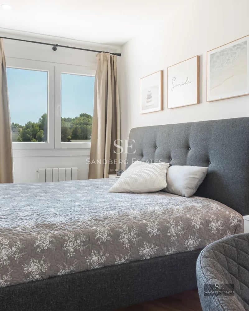 View of modern villa with infinity pool, lush garden and minimalist architecture. Large windows and contemporary design.