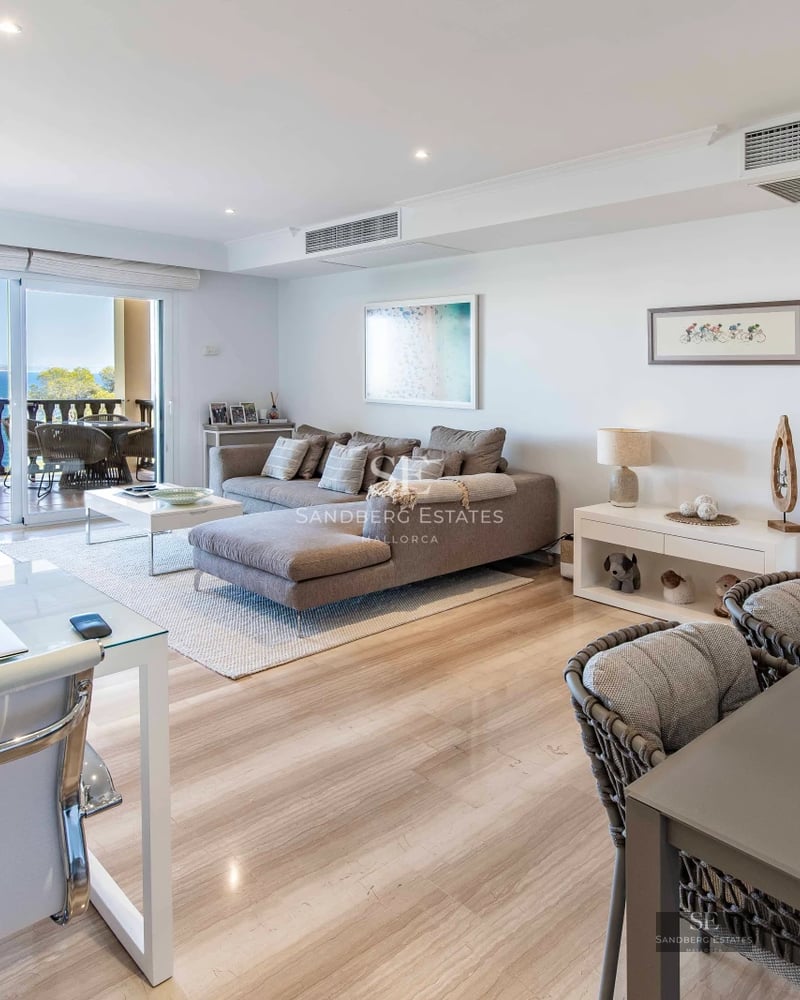 Exterior view of a modern house with pool, garden and minimalist architectural design. Natural lighting and high-quality finishes.