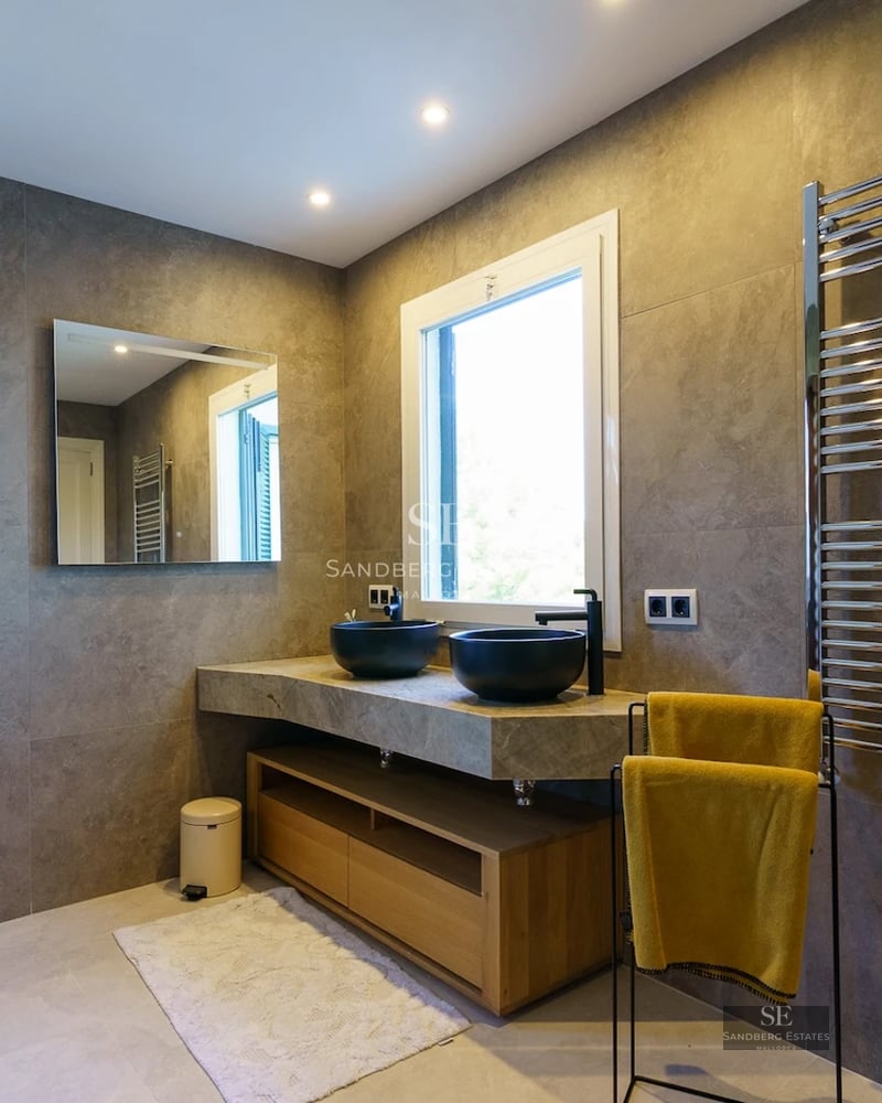 Bright penthouse with balcony, pool, and stunning views. Modern design, open spaces, and high-quality finishes. Ideal investment opportunity.