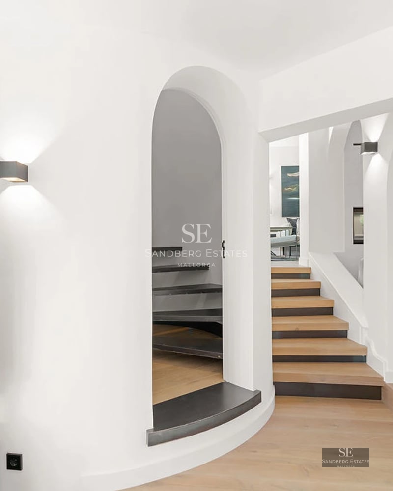 Modern facade with infinity pool, large glass windows, lush garden and spectacular views. Minimalist and elegant architecture.