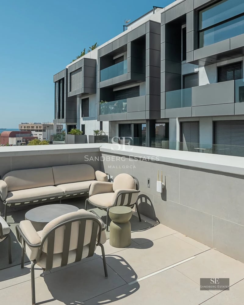 Exterior view of a luxurious house with an infinity pool, surrounded by gardens and open spaces. Modern architecture.