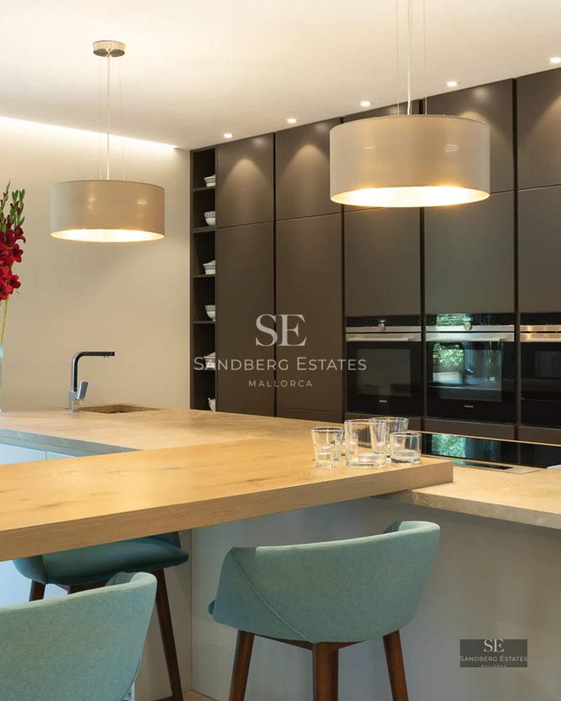 Exterior view of a modern villa with an infinity pool, large windows, and lush gardens. Minimalist and elegant design.