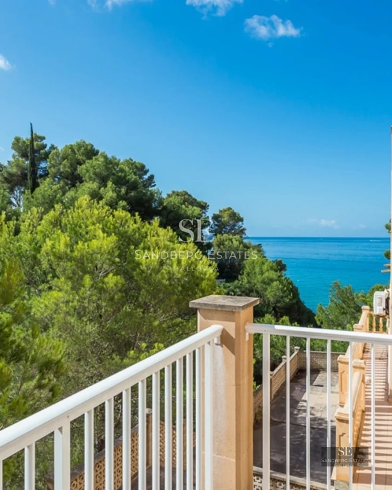 Exterior view of a modern villa with pool, lush garden and large windows. Minimalist architecture, ambient lighting.