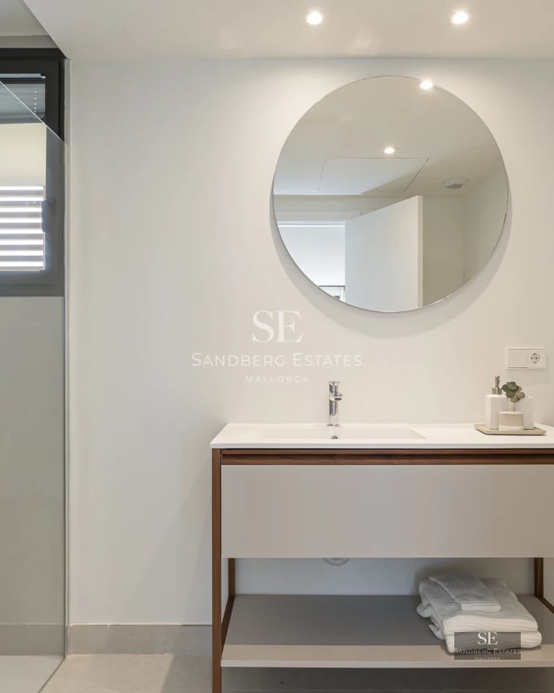 Pool view with modern design, large windows, and garden. Minimalist architecture with luxury finishes. Natural and elegant lighting.