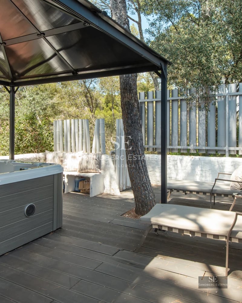 Exterior of a modern house with swimming pool, garden, and terrace. Elegant and contemporary architectural design.