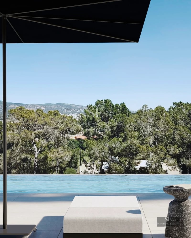 Spacious balcony with sea views. Modern furniture, glass railing and wood flooring. Ideal for outdoor relaxation.