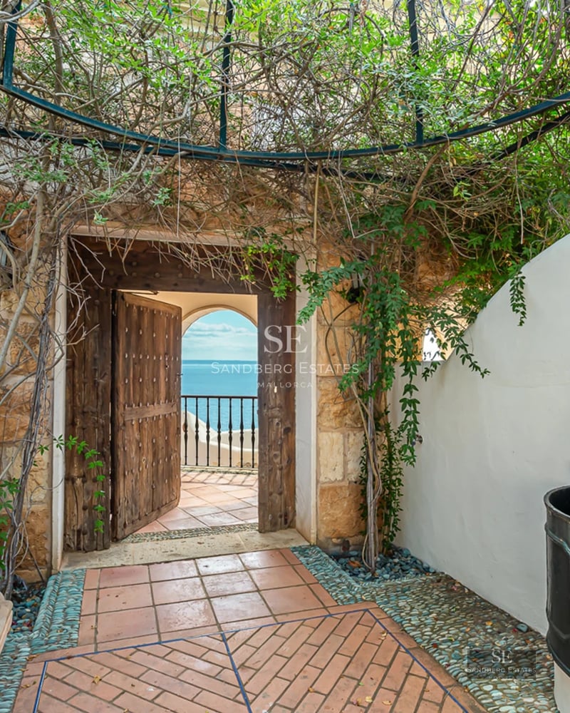 Vaste terrasse avec piscine à débordement et vue panoramique. Design moderne, mobilier d'extérieur élégant et aménagement paysager soigné.