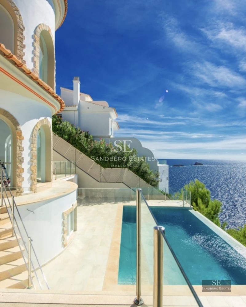 Exterior view of a modern house featuring a swimming pool, gardens, and large windows providing natural light. Minimalist architecture.