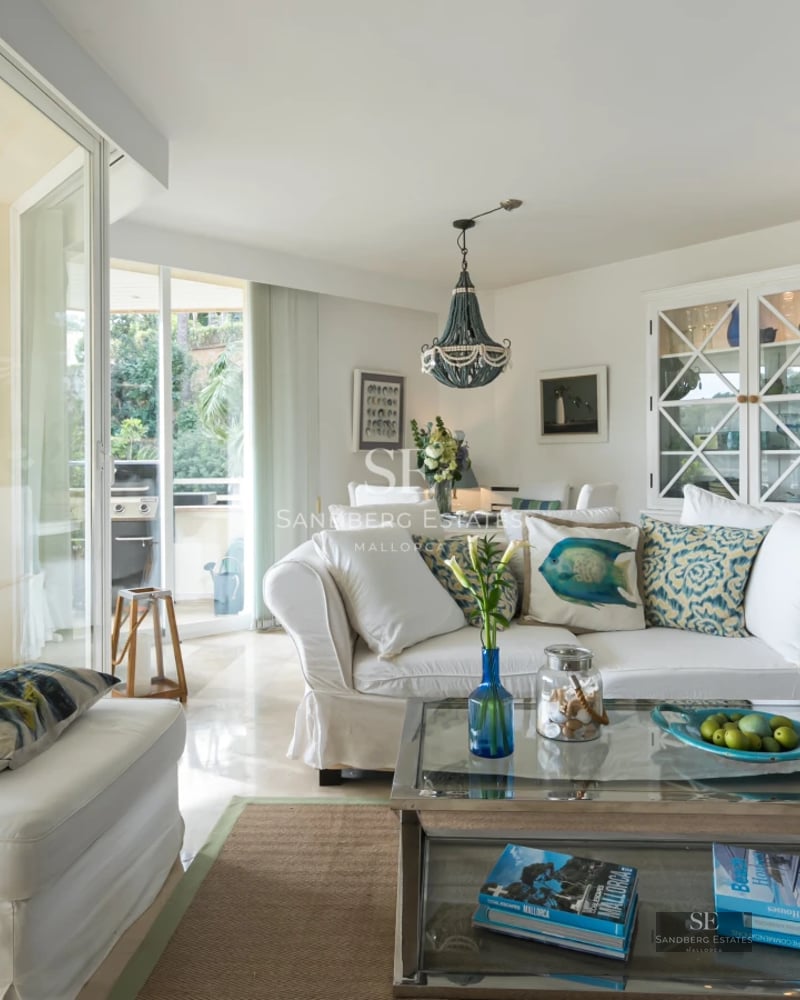 Spacious balcony with sea views and modern furniture. Bright and relaxing atmosphere. Ideal for outdoor enjoyment.