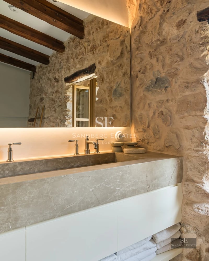 Exterior view of a modern villa with an infinity pool, lush garden, and minimalist architecture. Ideal for relaxation and entertainment.