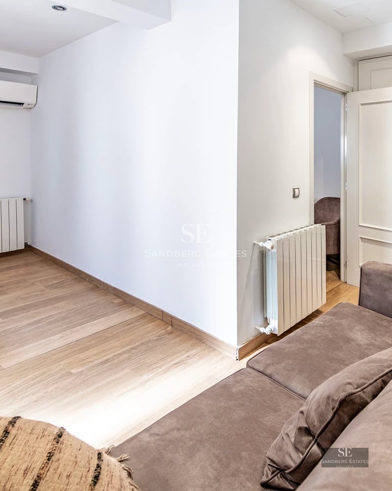 Bright, modern penthouse with large terrace. Panoramic sea views, infinity pool, and stylish furniture. Perfect for relaxation.