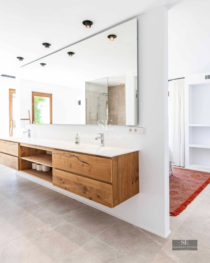 Infinity pool overlooking the sea, terrace with modern furniture and lush garden. Minimalist and elegant architecture.