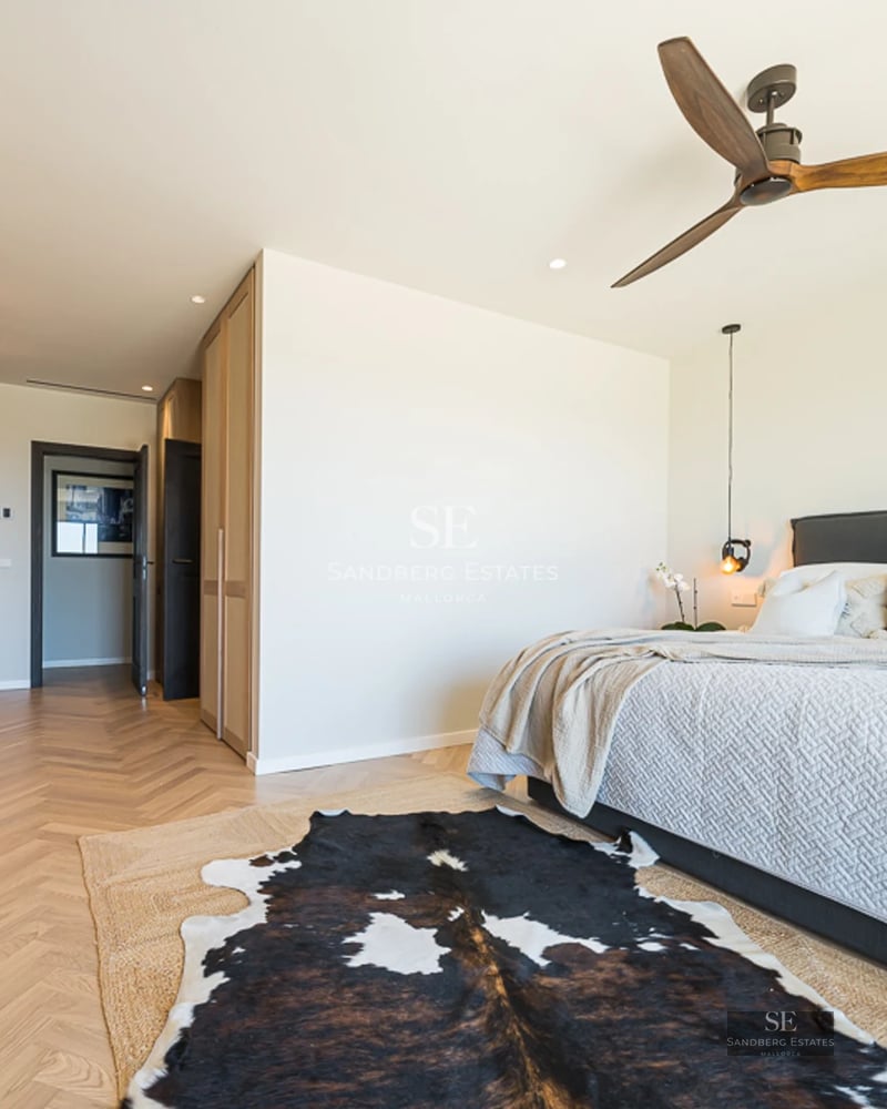 Vue extérieure d'une villa moderne avec piscine à débordement. Conception architecturale minimaliste avec de larges baies vitrées et une végétation luxuriante.