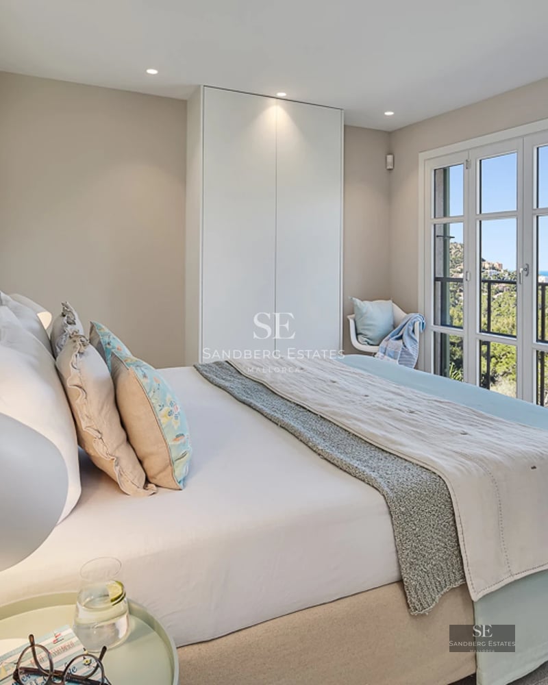 Bright living room with pool access. Large windows, wood floor, modern design, minimalist décor. Ideal space for relaxation.