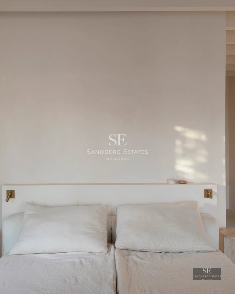 Exterior view of a modern house featuring a pool, manicured gardens, and large windows reflecting luxury and elegance.