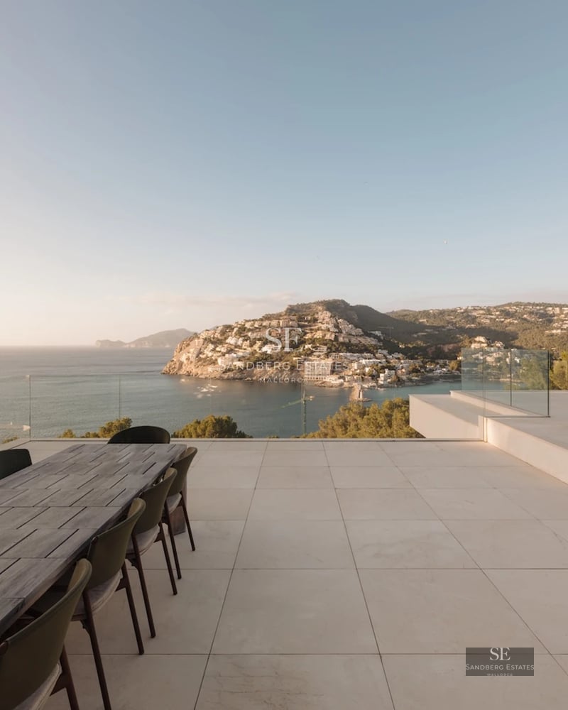 Panoramic view of a villa with an infinity pool. Modern architecture, large windows and lush gardens. Ideal for relaxation.