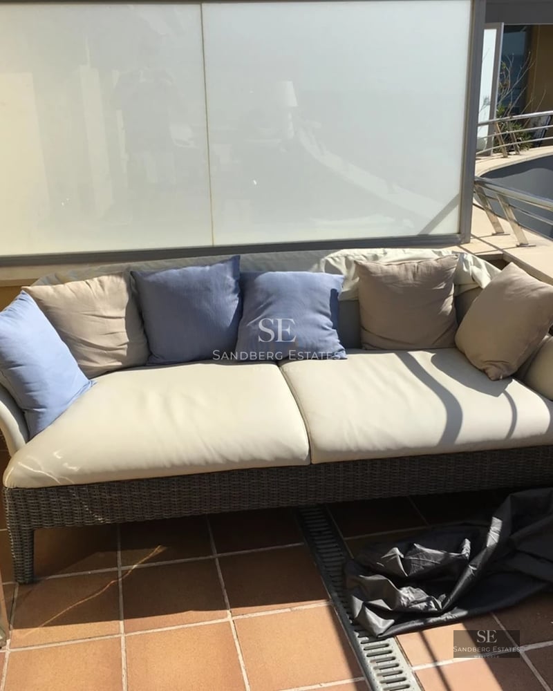 Façade moderne avec piscine. Grandes baies vitrées, design minimaliste, éclairage doux. Jardin luxuriant.