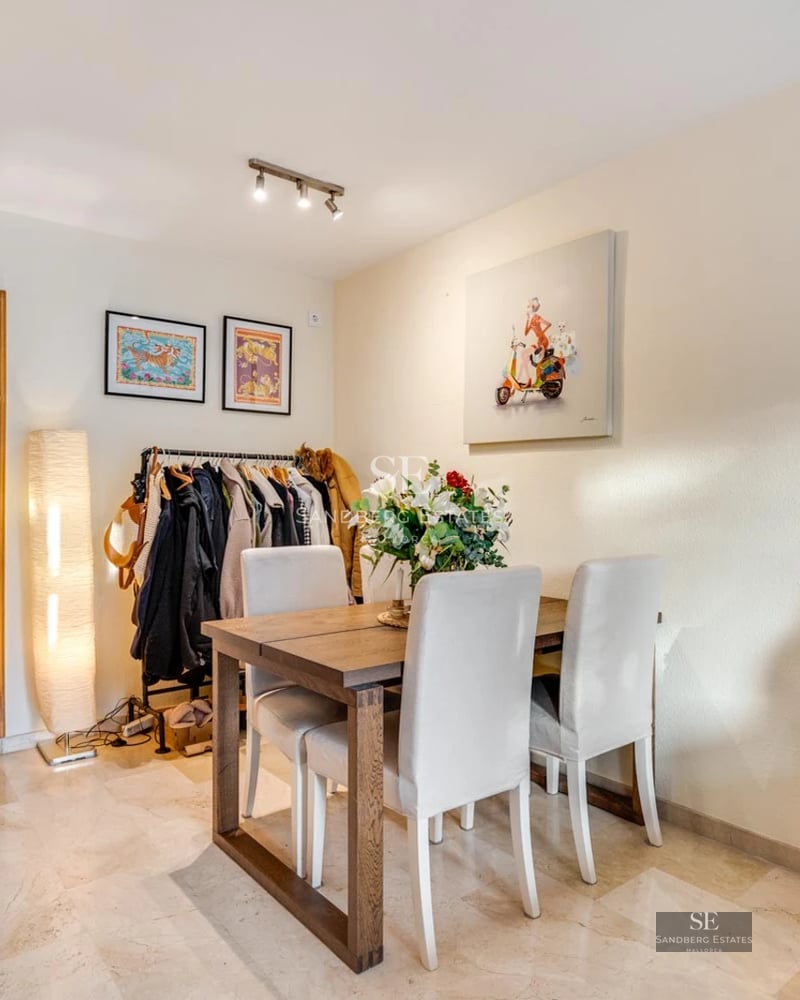 Extérieur moderne avec piscine à débordement et jardin luxuriant. Architecture minimaliste, lignes épurées et vue panoramique sur la mer.