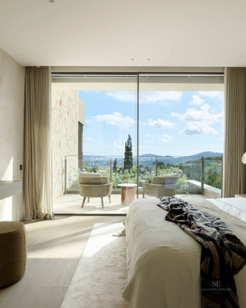 Exterior view of a modern villa with reflecting pool, surrounded by lush greenery. Minimalist architecture, large window fronts.