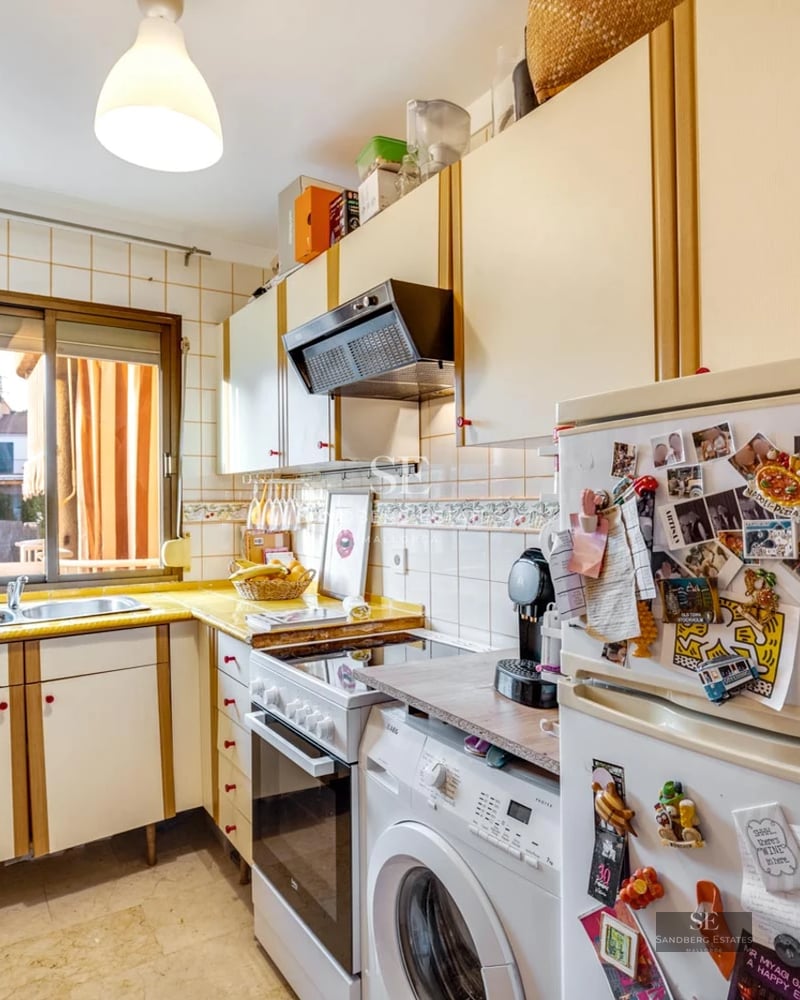 Vaste terrasse avec piscine à débordement, transats et vue panoramique sur la mer. Architecture moderne et minimaliste avec matériaux de qualité.