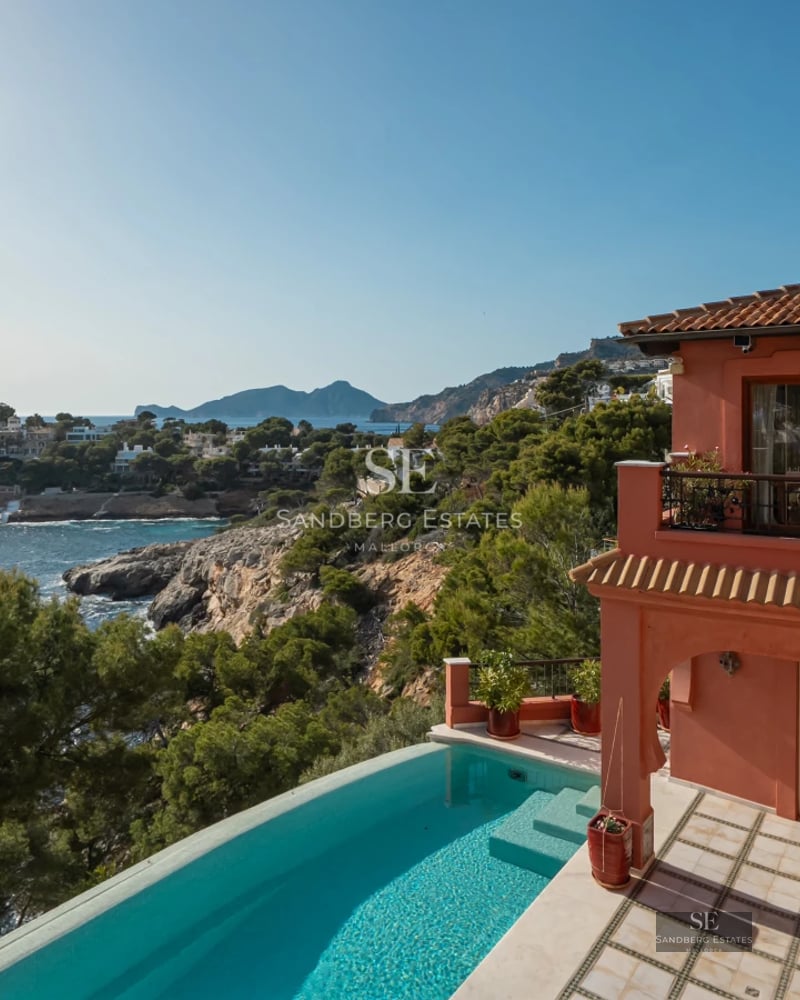 View of a luxurious villa with infinity pool, lush gardens and spacious terraces. Modern and minimalist architecture.