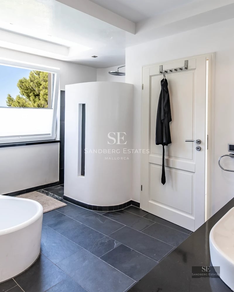 Expansive terrace with infinity pool, sun loungers, and panoramic sea views. Modern design with touches of wood and natural stone.