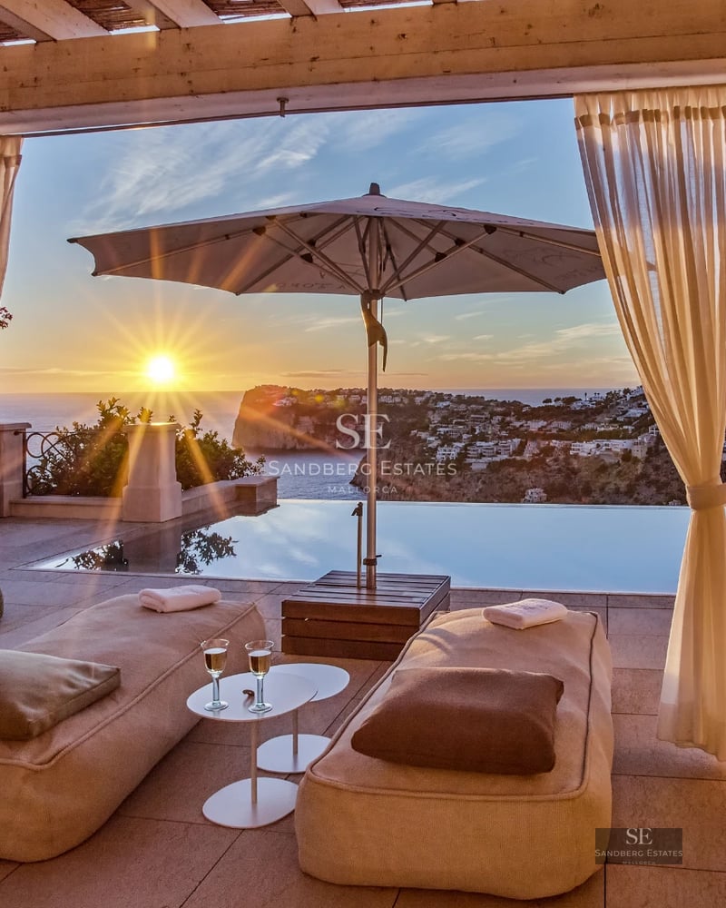 Exterior of a modern house with infinity pool, lawn and unobstructed views. Minimalist architecture with large windows.