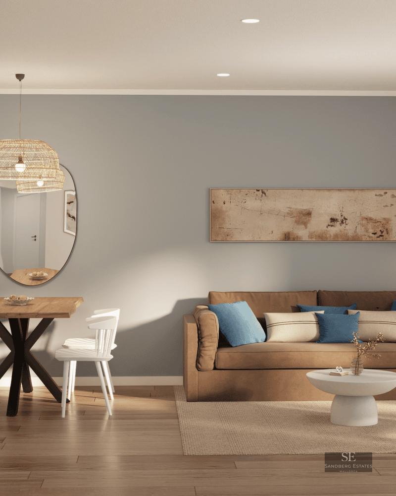 Salon moderne avec canapé marron, coussins bleus, table à manger en bois et fauteuil en osier sur parquet.