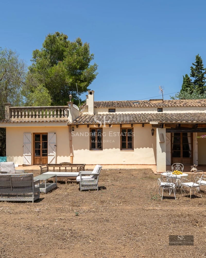 Spacious living room with floor-to-ceiling windows, light wood floors, beige sofa and spectacular views. Modern and bright design.