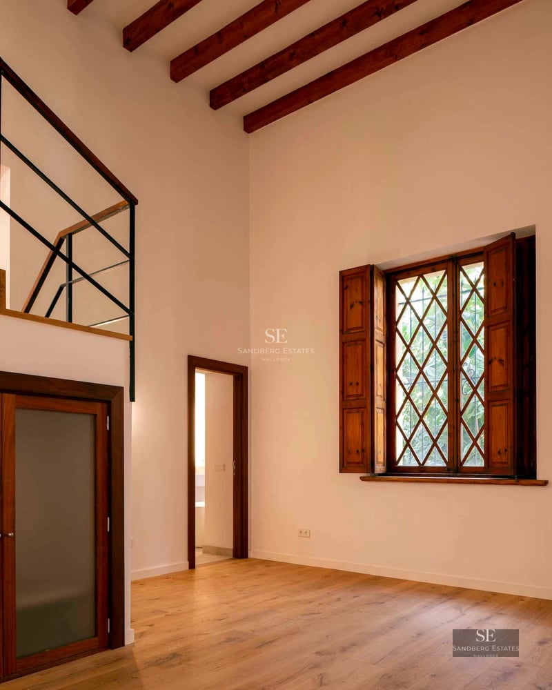 Pool view, terrace with sun loungers and umbrellas. Modern architecture, large windows, lush garden. Luxury and comfort.