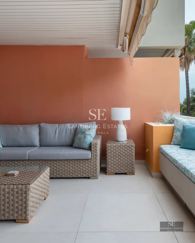 View of modern villa with infinity pool and lush garden. Minimalist architecture, large windows. Reflections in the water.