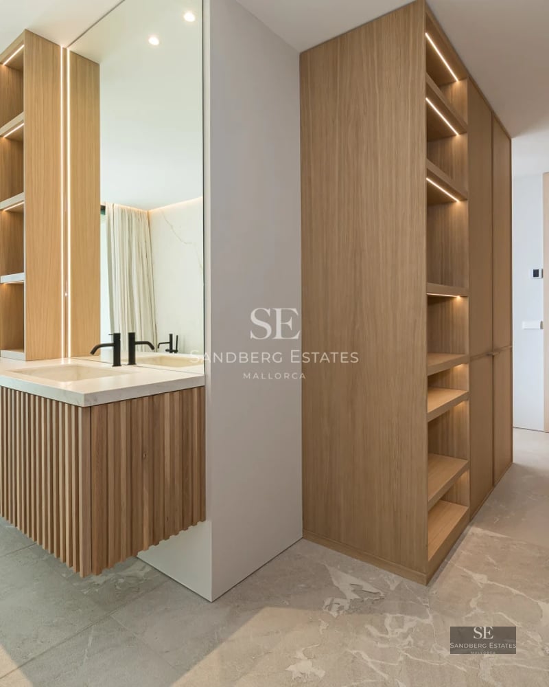 Exterior view of a luxurious villa featuring an infinity pool, manicured garden, and modern architecture. Elegant facade and large windows.