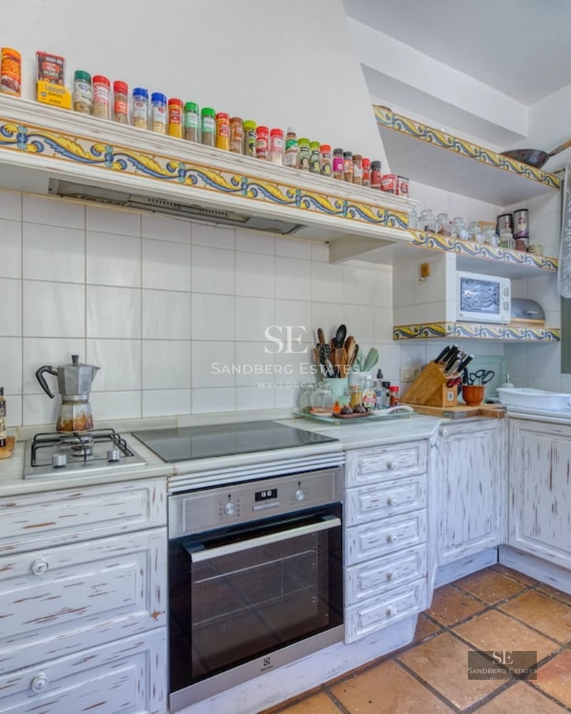 Exterior view of a modern villa with an infinity pool. Minimalist design, large windows, and lush greenery. Luxury and comfort.
