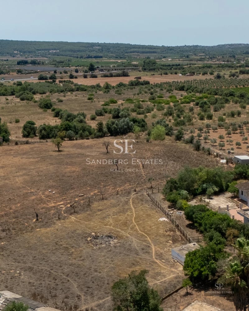 View of infinity pool with vanishing edge, spacious terrace, sun loungers, and modern house with large windows. Minimalist architecture.
