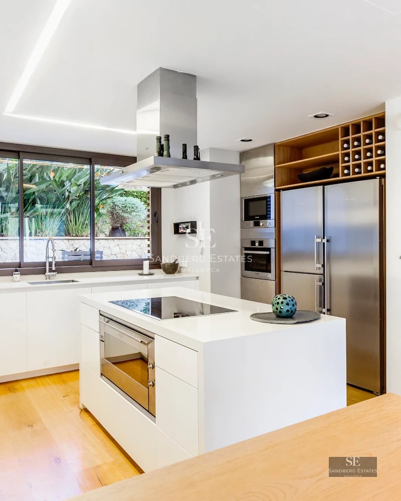 Spacious living room with panoramic windows, infinity pool and scenic views. Modern design, natural lighting, high-end finishes.