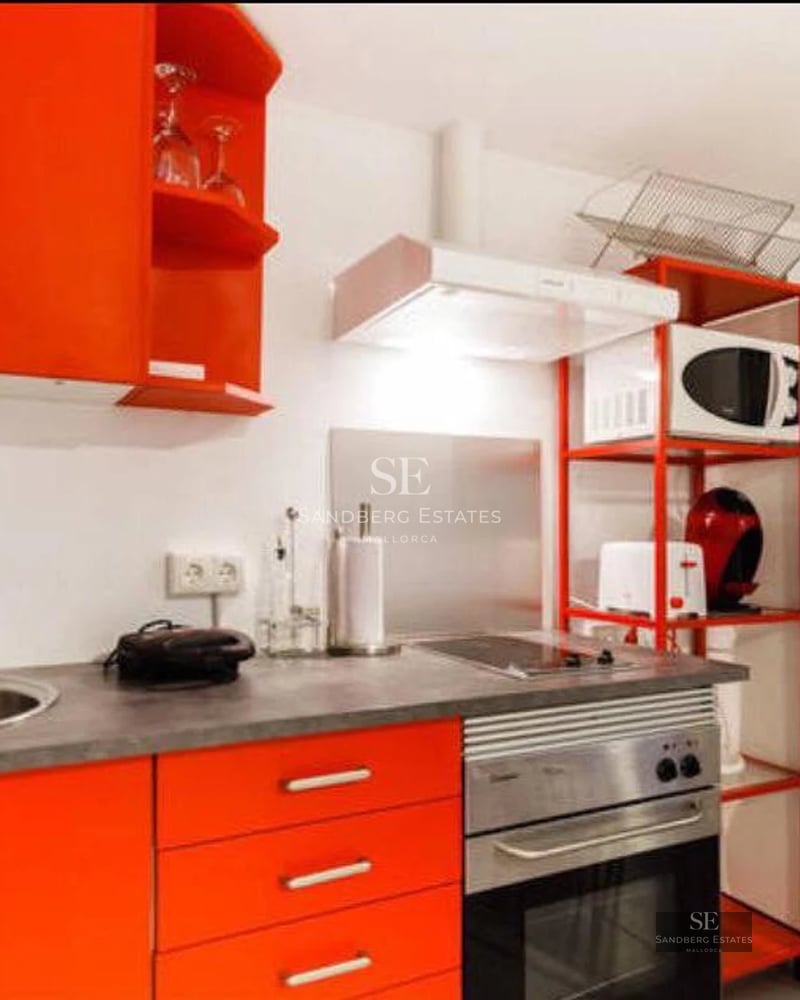 Exterior of a modern villa with infinity pool, palm trees and minimalist design. Soft ambient lighting.