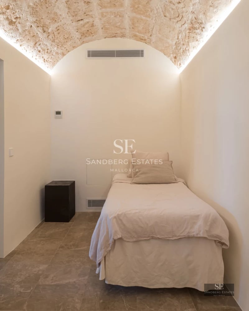 Spacious terrace with infinity pool and panoramic views. Modern design, elegant furniture. Excellent natural lighting.